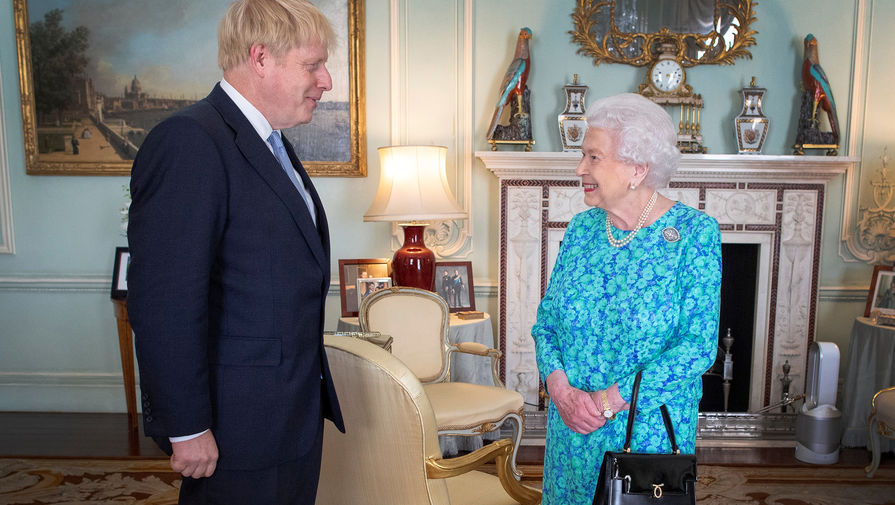 Борис Джонсон во время встречи с королевой Елизаветой II в Букингемском дворце, 24 июля 2019 года