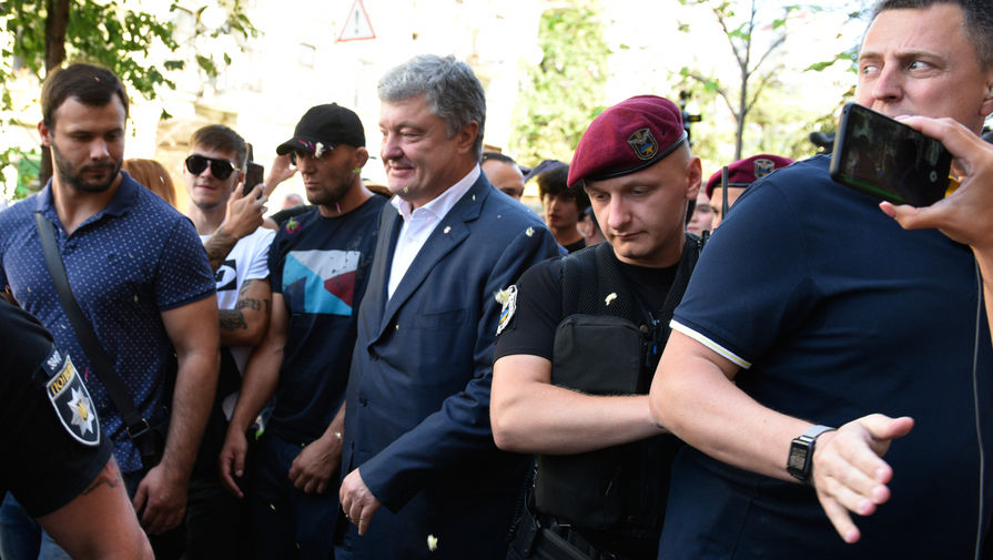 Бывший президент Украины Петр Порошенко у здания Государственного бюро расследований (ГБР) в Киеве, 12 августа 2019 года