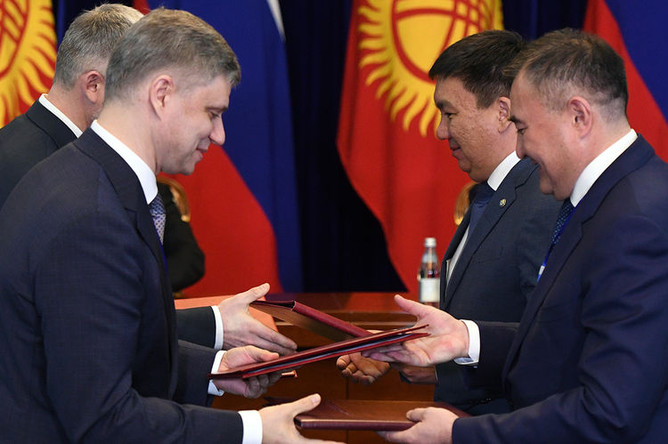 Министр транспорта РФ Евгений Дитрих, генеральный директор - председатель правления ОАО «РЖД» Олег Белозеров, министр транспорта и дорог Киргизии Замирбек Айдаров и генеральный директор государственного предприятия «Национальная компания «Кыргыз темир жолу» Канатбек Абдыкеримов (слева направо) на церемонии подписания совместных документов по итогам российско-киргизских переговоров в Бишкеке, 28 марта 2019 года