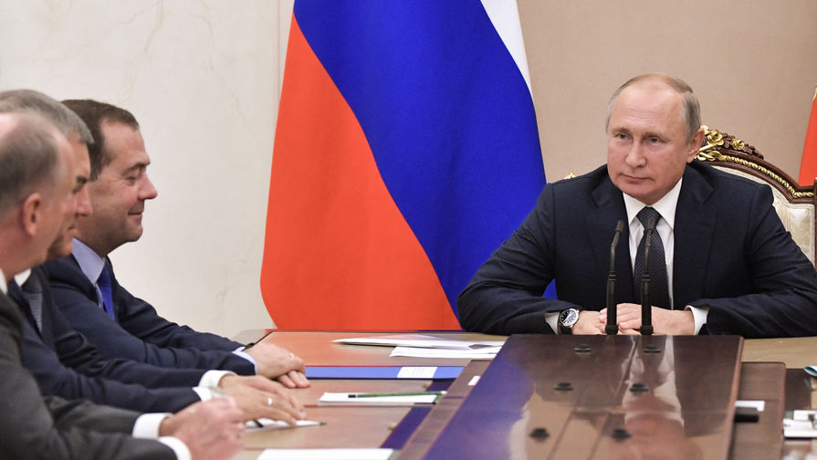 Президент России Владимир Путин и премьер-министр Дмитрий Медведев на совещании с постоянными членами Совета безопасности в Кремле, 8 октября 2019 года