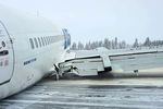 Пассажирский самолет Boeing авиакомпании Utair, совершивший жесткую посадку в аэропорту Усинска, 9 февраля 2020 года