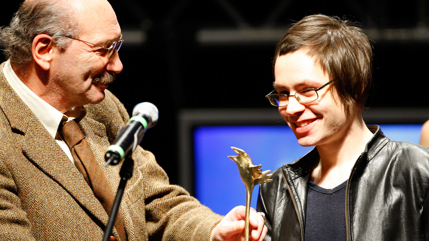 Писатель Александр Кабаков и победитель в номинации «Эссеистика» Александр Монтлевич во время церемонии награждения лауреатов литературной премии «Дебют», 2008 год