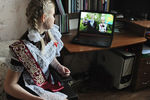Выпускница 11 «А» класса Яна Юрьева смотрит онлайн-трансляцию последнего звонка у себя дома в Тамбове