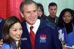 Мишель Кван с президентом Джорджем Бушем перед церемонией открытия Олимпийских игр в Солт-Лейк-Сити, 2002 год