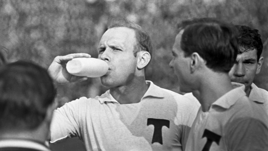 Нападающий футбольной команды «Торпедо», заслуженный мастер спорта СССР Эдуард Стрельцов, 1968 год