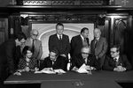 Американский финансист Джордж Сорос и первый зампред Советского фонда культуры Георг Мясников во время подписания соглашения о сотрудничестве, 1987 год