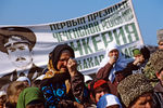 В августе 1996 года (после захвата Грозного вооруженными формированиями сепаратистов) в Чечне произошла смена руководителей местных органов власти: главы администраций районов, городов и сел, назначенные законной администрацией, смещались и заменялись сторонниками Ичкерии.
На фото: митинг по случаю 5-ой годовщины со дня вступления в должность Джохара Дудаева, 1996 год