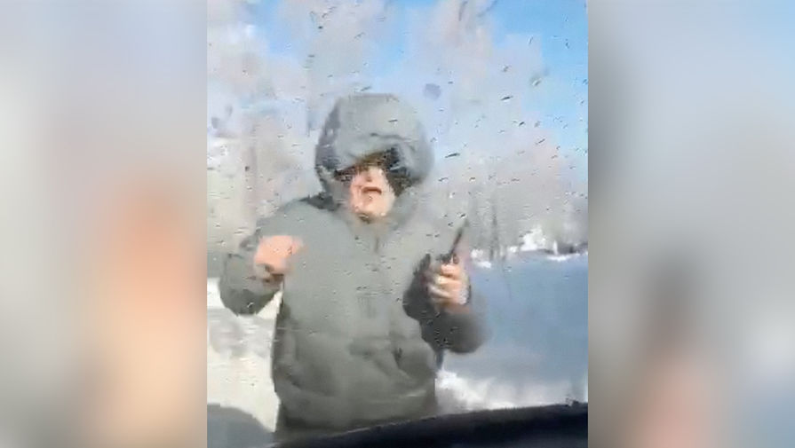 Видео с женщиной из Чехова, бросившейся под машину, рассмешило соцсети