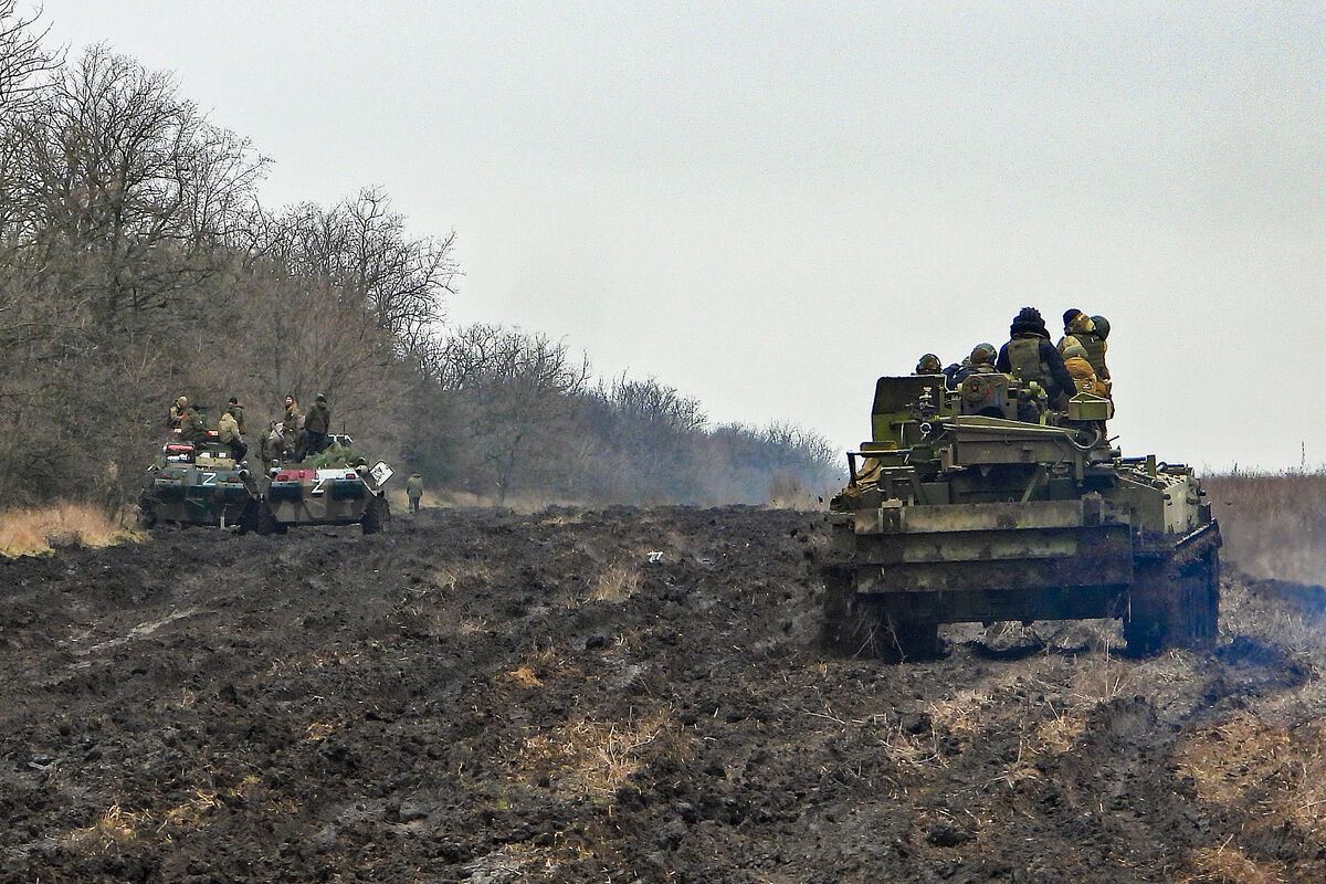 Военнослужащие во время боевой работы артиллерийской установки «Гиацинт» в зоне проведения специальной военной операции, январь 2023 года