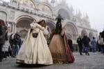 Участницы Венецианского карнавала на улицах города, 27 января 2024 года