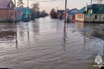 Подтопленная улица в микрорайоне Старый город в Орске, 6 апреля 2024