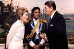 Нэнси Рейган и Рональд Рейган принимают у себя в Белом доме певца Майкла Джексона для вручения государственной награды, Вашингтон, 1984 год