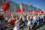 Флешмоб «Танцуй, триколор!», посвященный Дню государственного флага РФ, на Дворцовой площади в Санкт-Петербурге