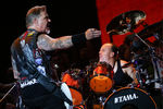 Лидер группы Metallica Джеймс Хэтфилд и барабанщик группы Metallica Ларс Ульрих (слева направо) во время выступления в&nbsp;спорткомплексе &laquo;Олимпийский&raquo;