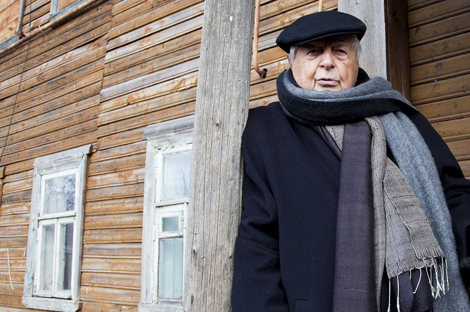 Режиссер Юрий Любимов во время визита в город Данилов Ярославской области, где он родился и прожил до 5-летнего возраста, 2011