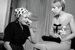 Татьяна Доронина (слева) в роли Нади и Инна Чурикова (справа) в роли Нели на съемках кинофильма «Старшая сестра» режиссера Георгия Натансона, 1967 год 