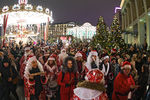 Участники парада Дедов Морозов в центре Москвы, 29 декабря 2017 года