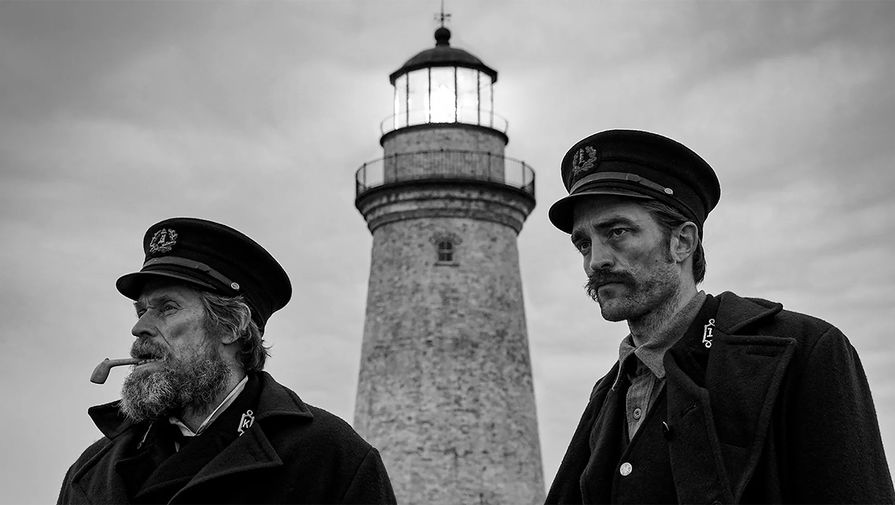 <b>«Маяк» (2019)</b>
<br>
Одна из самых сложных работ в арсенале Паттинсона — черно-белый хоррор «Маяк». Артхаусный фильм рассказывает, как двое смотрителей маяка (Паттинсон и Уиллем Дефо) теряют связь с внешним миром и постепенно сходят с ума.