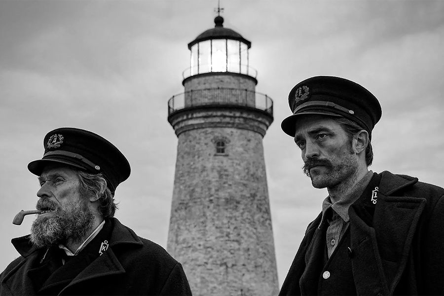 <b>«Маяк» (2019)</b>
<br>
Одна из самых сложных работ в арсенале Паттинсона — черно-белый хоррор «Маяк». Артхаусный фильм рассказывает, как двое смотрителей маяка (Паттинсон и Уиллем Дефо) теряют связь с внешним миром и постепенно сходят с ума.