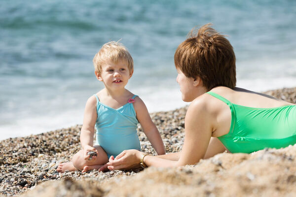 «Педофилы не дремлют»: с какого возраста дочери нужно надевать купальник на пляже - биржевые-записки.рф