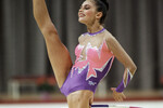 Алина Кабаева выполняет упражнение с обручем на соревновании по художественной гимнастике, 1998 год