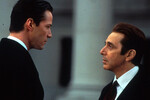 <b>«Адвокат дьявола» (1997)</b>
<br><br>
По какой-то дикой причине «Адвокат дьявола» в свое время выиграл премию «Сатурн» в номинации «Лучший фильм ужасов» — не являясь хоррором даже на процент. В фантастической драме Тейлора Хэкфорда Аль Пачино примерил на себя ни много ни мало роль самого дьявола, который нанимает молодого юриста, на самом деле являющегося сыном Люцифера. Адвоката в проекте сыграл Киану Ривз, причем почти бесплатно: он отдал большую часть гонорара старшему коллеге, чтобы тот согласился на участие в ленте, в которую изначально не верил. А еще в одной из сцен фильма можно увидеть россиянина — боксера Роя Джонса.
