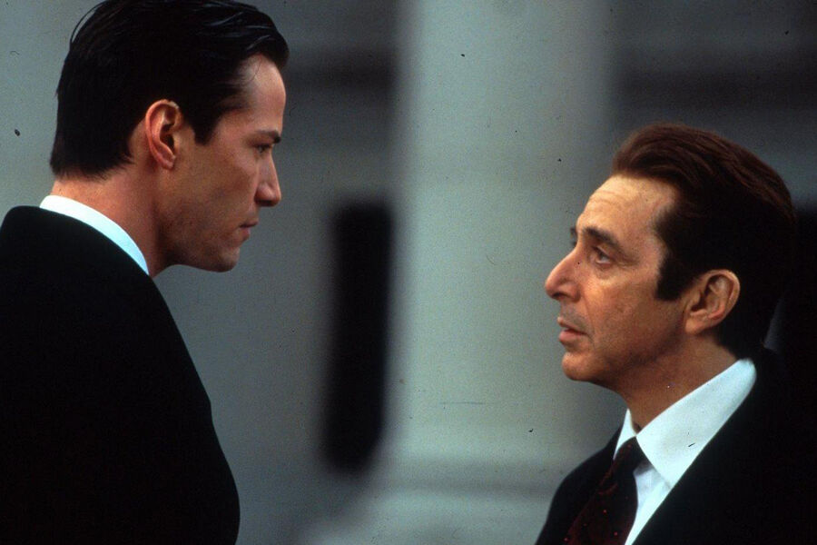 <b>&laquo;Адвокат дьявола&raquo; (1997)</b>
<br><br>
По&nbsp;какой-то дикой причине &laquo;Адвокат дьявола&raquo; в&nbsp;свое время выиграл премию &laquo;Сатурн&raquo; в&nbsp;номинации &laquo;Лучший фильм ужасов&raquo; &mdash; не являясь хоррором даже на&nbsp;процент. В&nbsp;фантастической драме Тейлора Хэкфорда Аль Пачино примерил на&nbsp;себя ни много ни мало роль самого дьявола, который нанимает молодого юриста, на&nbsp;самом деле являющегося сыном Люцифера. Адвоката в&nbsp;проекте сыграл Киану Ривз, причем почти бесплатно: он отдал большую часть гонорара старшему коллеге, чтобы тот согласился на&nbsp;участие в&nbsp;ленте, в&nbsp;которую изначально не верил. А еще в&nbsp;одной из&nbsp;сцен фильма можно увидеть россиянина &mdash; боксера Роя Джонса.
