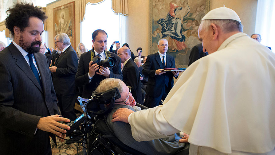 Папа Римский и физик Стивен Хокинг на&nbsp;встрече в&nbsp;Ватикане, 28&nbsp;ноября 2016&nbsp;года