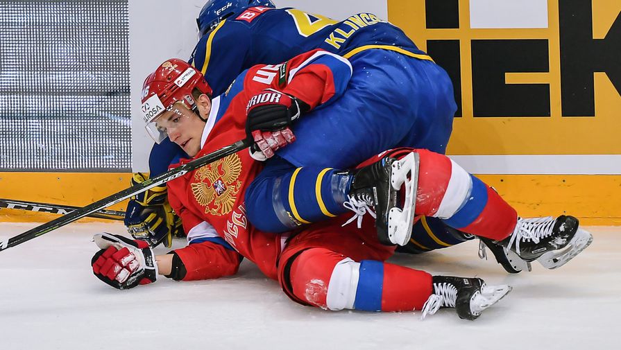 Игрок сборной России Александр Елесин (слева) в товарищеском матче Европейского хоккейного вызова между сборными командами России и Швеции.