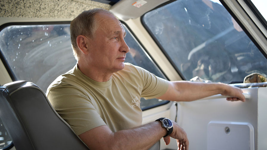Президент России Владимир Путин во время посещения Саяно-Шушенского заповедника, 25 августа 2018 года