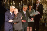 1997 год. Президент России Борис Ельцин поздравляет актера Леонида Броневого с награждением орденом «За заслуги перед Отечеством»