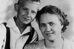 Юрий Визбор с мамой. Фото из личного архива Визбора