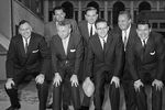 Баррон Хилтон (во втором ряду крайний слева) с представителями Американской футбольной Лиги в Нью-Йорке, 1959 год