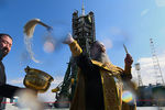 Духовник «Роскосмоса» отец Сергий (Сергей Бычков) во время обряда освящения ракеты-носителя «Союз-ФГ» с пилотируемым кораблем «Союз МС-15» на стартовой площадке космодрома Байконур, 24 сентября 2019 года