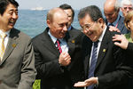 Премьер-министр Японии Синдзо Абэ, президент России Владимир Путин и премьер-министр Италии Романо Проди на территории комплекса Курхаус в Хайлигендамме, 2007 год