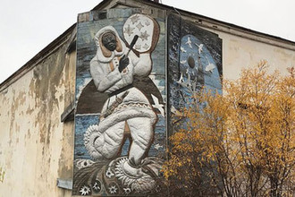 Фасад одного из домов в ПГТ Черский на северо-востоке Якутии