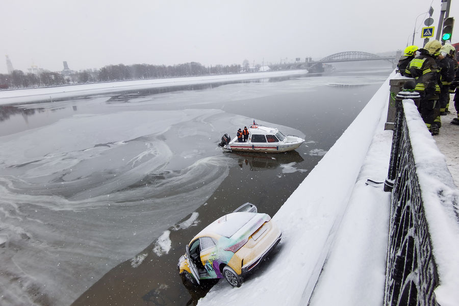 Работа оперативных служб на&nbsp;месте падения автомобиля такси в&nbsp;Москву-реку на&nbsp;Бережковской набережной, 7&nbsp;декабря 2021&nbsp;года