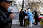 Тестирование на коронавирус на одной из улиц Пекина, январь 2022 года