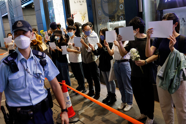 Собравшиеся держат белые листы бумаги в&nbsp;знак протеста против коронавирусных ограничений, Гонконг, 28&nbsp;ноября 2022&nbsp;года
