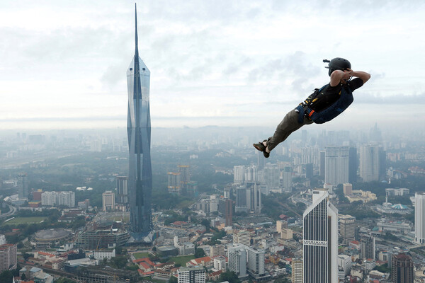 Бейсджампер во время ежегодного международного прыжкового соревнования KL Tower Malaysia 2023&nbsp;в&nbsp;Куала-Лумпуре, 3&nbsp;февраля 2023&nbsp;года