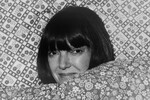 Модельер Мэри Куант лежит под одеялом собственной коллекции постельного белья, 26 февраля 1974 год