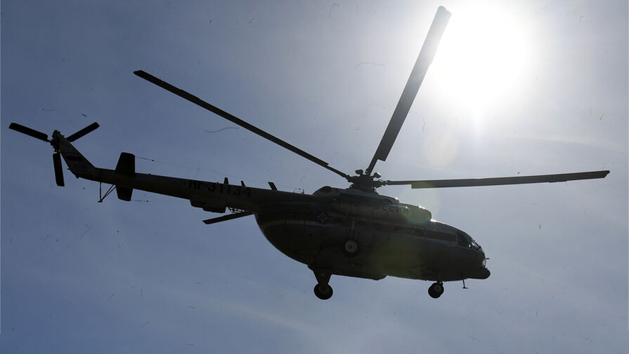 В российском регионе у вертолета на высоте более 900 метров открылись двери