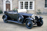 <b>Phantom I</b>
<br><br>
Следом за Twenty появилась вторая, ставшая легендарной, серия Rolls-Royce – Phantom. Запущенный в производство в 1925 году, лимузин имел более крупный двигатель, клапаны в котором располагались уже не в блоке цилиндров, а в головке блока над камерой сгорания. Это позволило повысить мощность и экономичность двигателя. Темп производства был немного выше, чем у Twenty: около 2250 машин было построено в Великобритании и еще 1200 – в США. Во многом благодаря этой модели проявился фирменный «передок», в котором безошибочно узнается бренд RR.
