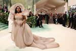 Комедийная актриса Минди Калинг поразила собравшихся нарядом бренда Jonathan Simkhai, представляющим собой ложащиеся в разные стороны волны драпировок цвета шампань.