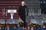 Президент России Владимир Путин во время представления личного состава президентского полка после церемонии инаугурации на Соборной площади Кремля, 7 мая 2024 года