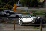 Поврежденные автомобили на парковке у мэрии города Грэнби, штат Колорадо, 4 июня 2004 года
