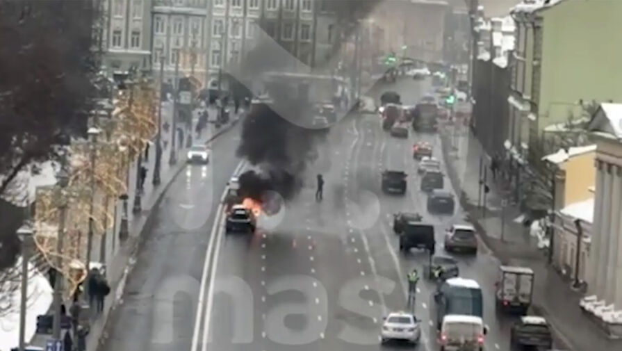 Видео: BMW Х6 с вице-президентом Росгосстраха загорелась в центре Москвы