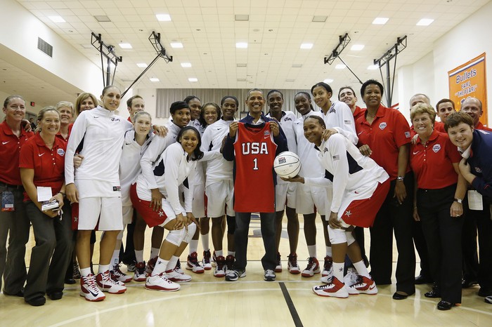 Барак Обама с&nbsp;баскетболистками сборной США