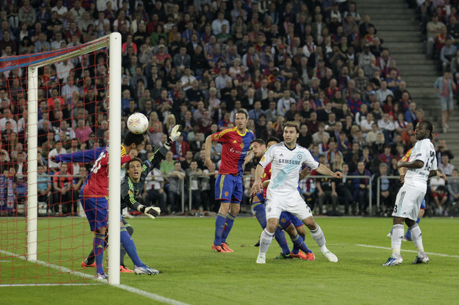 Нападающий «Челси» Виктор Мозес забивает гол в ворота «Базеля»