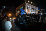 Сторонники кандидата от партии «Грузинская мечта» Георгия Маргвелашвили празднуют победу в Тбилиси.